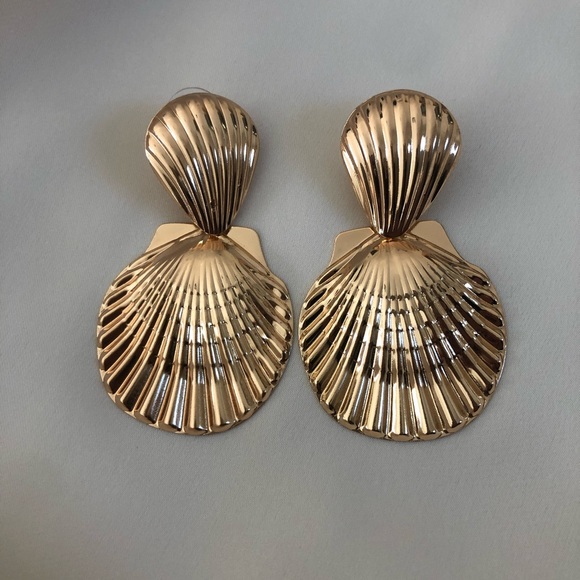 Shell Design Earrings - Picture 4 of 4